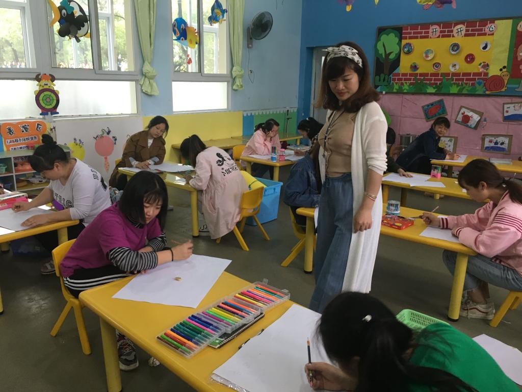 杨银秀在石峰区幼稚园参加观摩幼儿园教师五项技能大赛活动之主题绘画