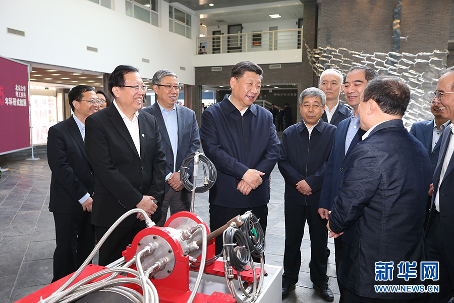 5月2日,中共中央总书记、国家主席、中央军委主席习近平来到北京大学考察。这是习近平在北京大学金光生命科学大楼一层大厅认真听取关于学校学科建设、人才队伍建设、科研创新能力提升等情况介绍。(新华社记者 姚大伟/摄)