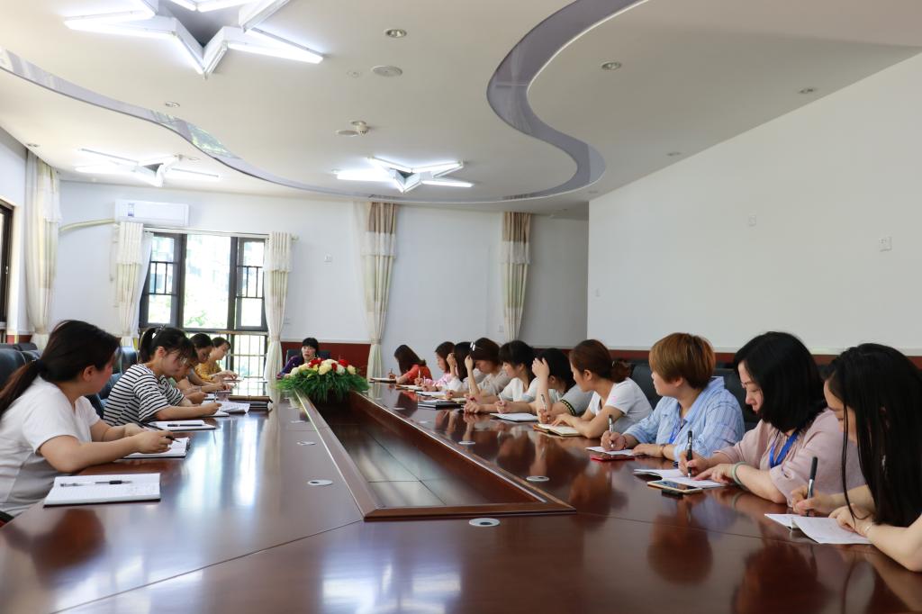 谭慧赵小寒钟春燕在雨花区七幼参加全园行政会议