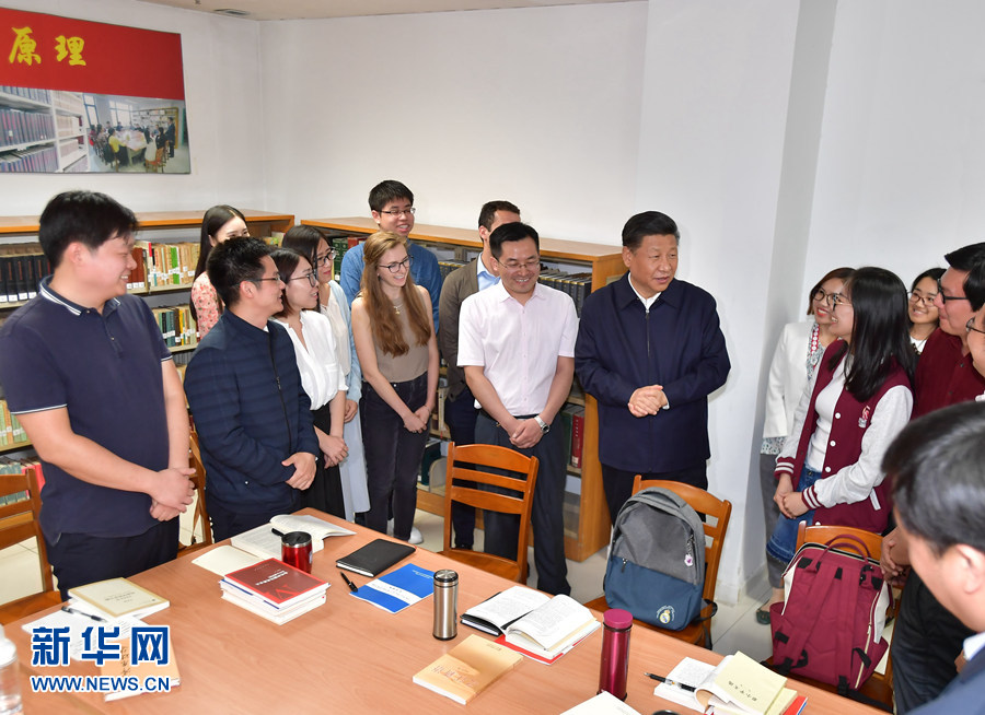 5月2日,中共中央总书记、国家主席、中央军委主席习近平来到北京大学考察。这是习近平在北京大学马克思主义学院,与正在就“解读新时代”进行座谈交流的中外学生亲切交谈。(新华社记者 李涛/摄)